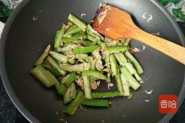 炒丝瓜时怎样才使丝瓜不出水,丝瓜要焯水吗西红柿炒丝瓜的做法