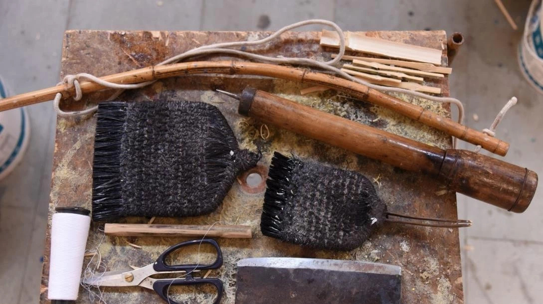 撑一把油纸伞邂逅于江南断桥边,撑一把油纸伞走在悠长的古巷