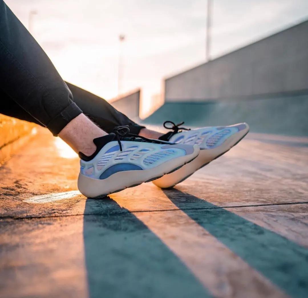 yeezy700v3蓝晶石市场,yeezy700v3黑武士