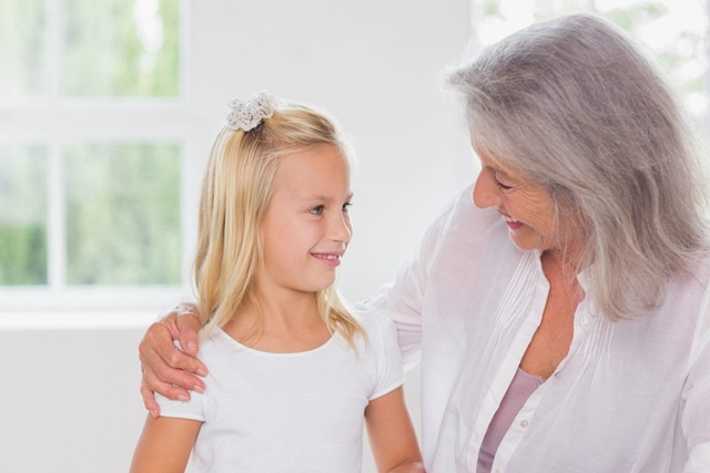 5岁男孩说话有一点结巴如何纠正,宝宝学说话有点结巴正常吗