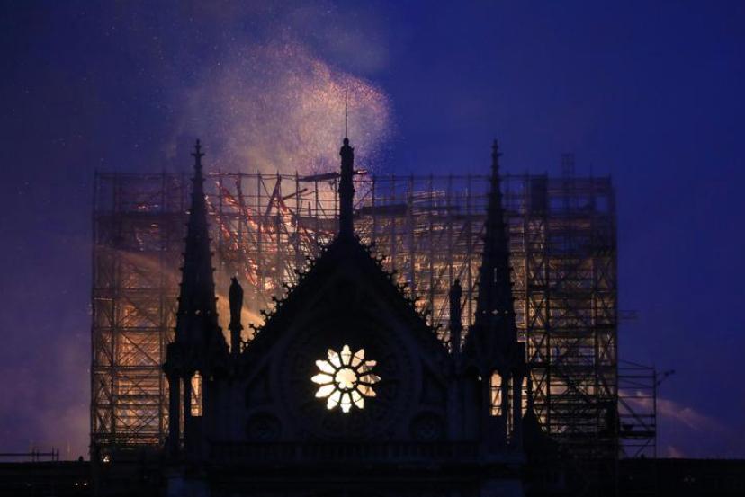 巴黎圣母院大火之后的历程,巴黎圣母院大火以及重建工作