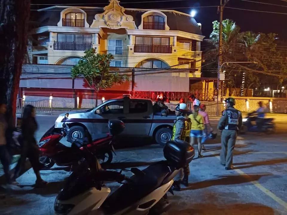 100多名缅甸青年在泰国普吉芭东海滩,持械斗殴