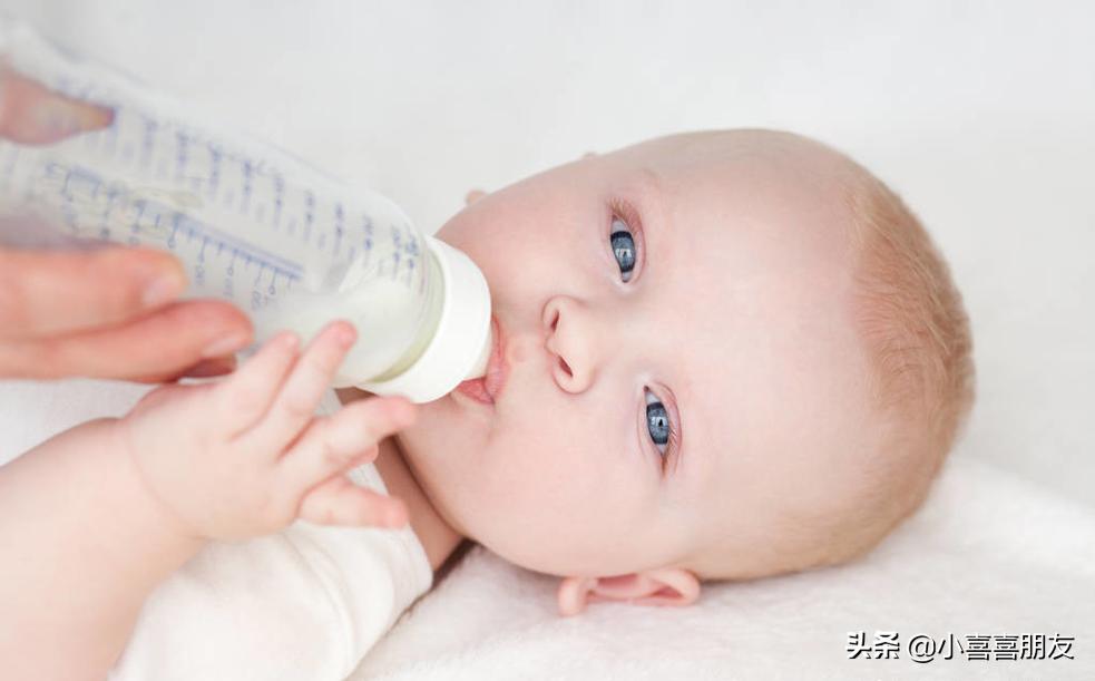 婴儿吐奶是怎么回事以及处理方法,婴儿吐奶的原因及解决办法