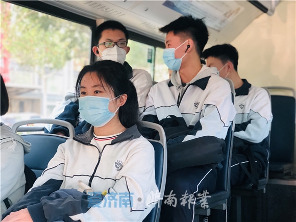 24条复学定制公交今天正式开通运营为435名学子提供家校“点对点”定制出行服务