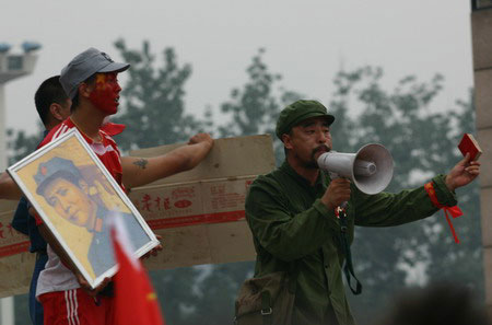 2008年东亚杯李玮峰锁喉日本队长,国足vs日本姜至鹏判罚