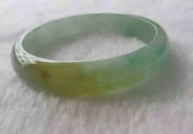 翡翠变黄什么原因引起的呢,翡翠为什么会发黄