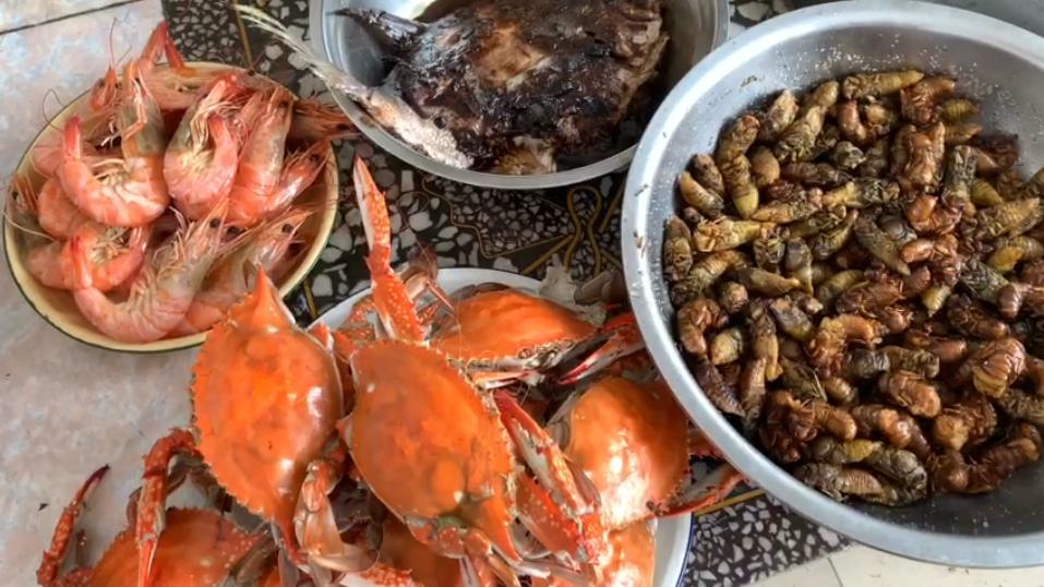 爱吃螃蟹不会剥,螃蟹怎么挑肥的蟹膏多的