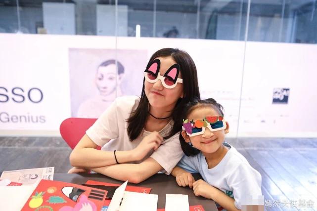 14岁李嫣晒自拍巧遮嘴唇,唇腭裂李嫣近期照片