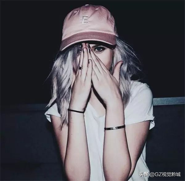 拍照时怎样克服不看镜头的尴尬感,解决拍照尴尬的技巧