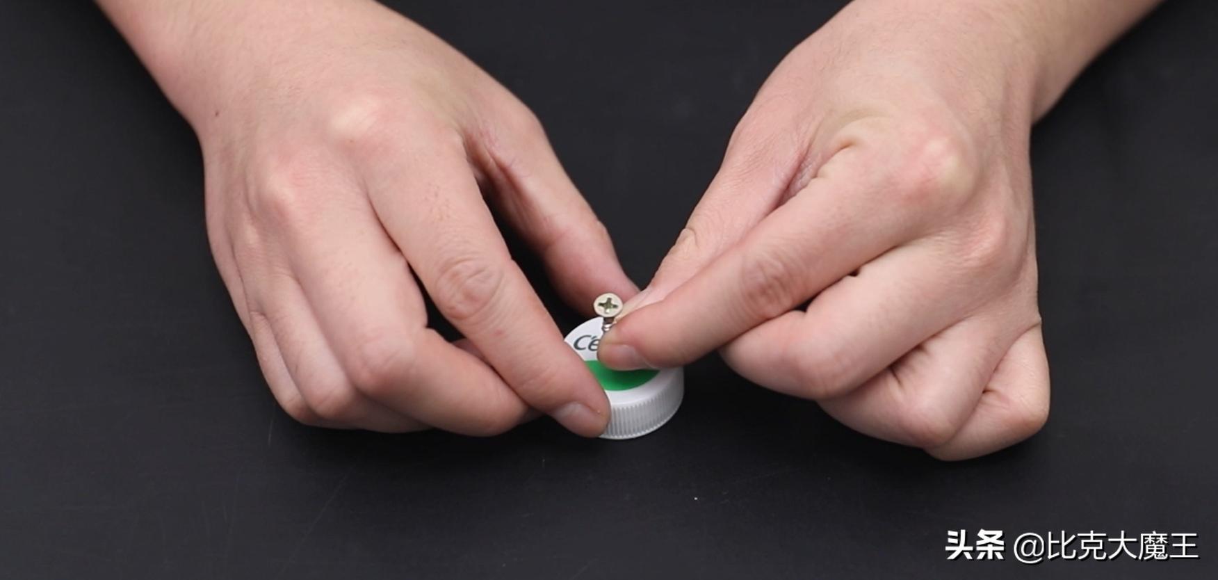 如何用塑料瓶做自动浇花神器,用塑料瓶做自动浇花器