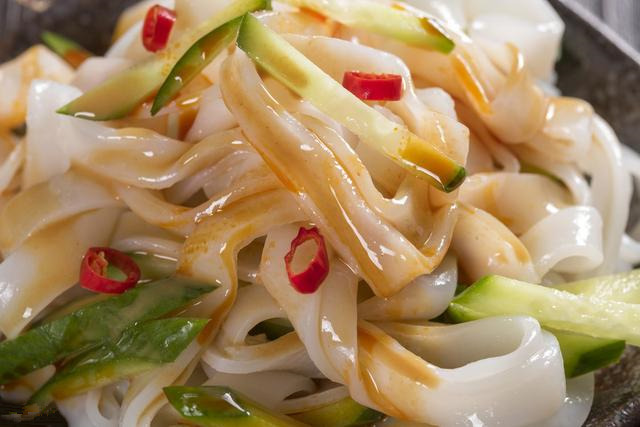 凉皮夏天怎么做,怎样在家做凉皮又筋道又好吃