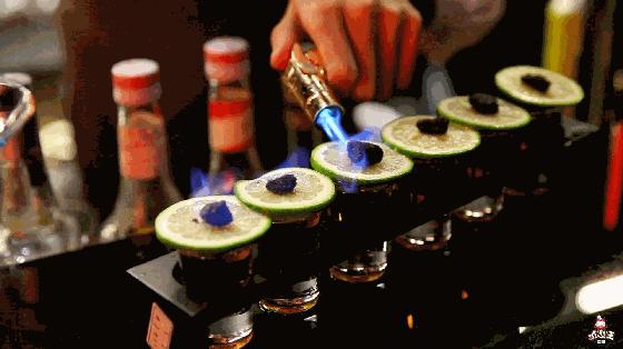 这家藏在居民楼里の「复古酒吧」，居然靠着“人气美食”上位？