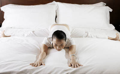 睡前瑜伽动作10分钟排毒养颜,睡前瑜伽30分钟初级全身拉伸