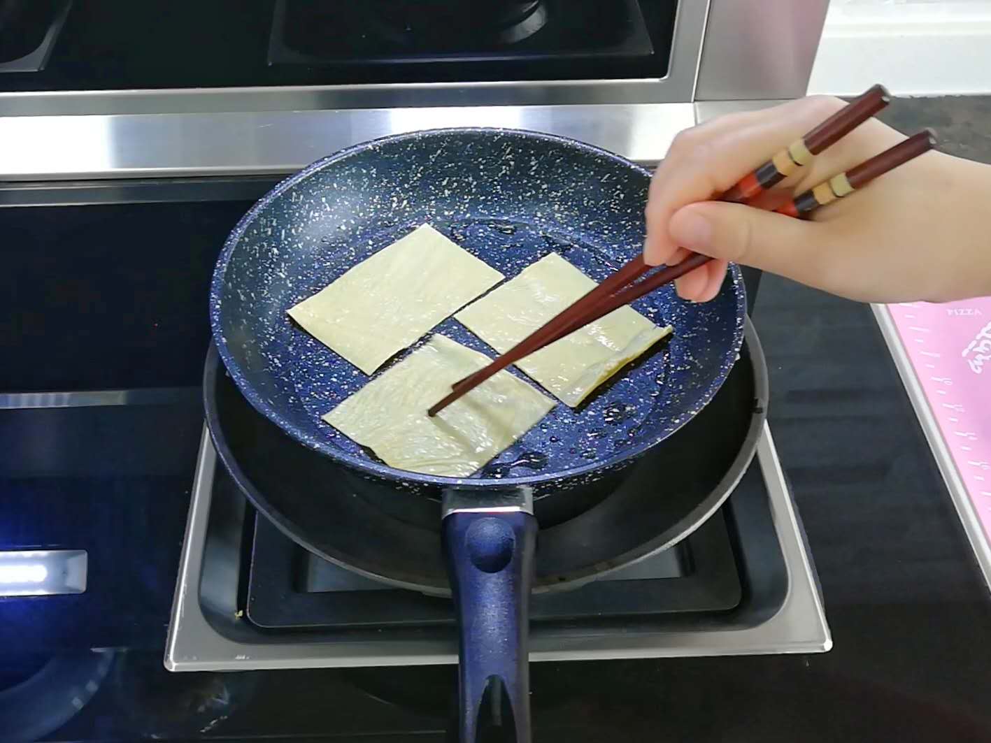 想吃辣条不用买教你在家制作辣条,只要你想吃辣条就能做出各种味道