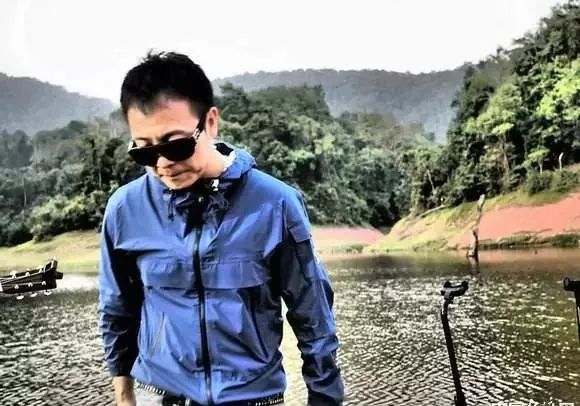 许巍曾经沧桑如今风华正茂,02年的许巍和现在的许巍