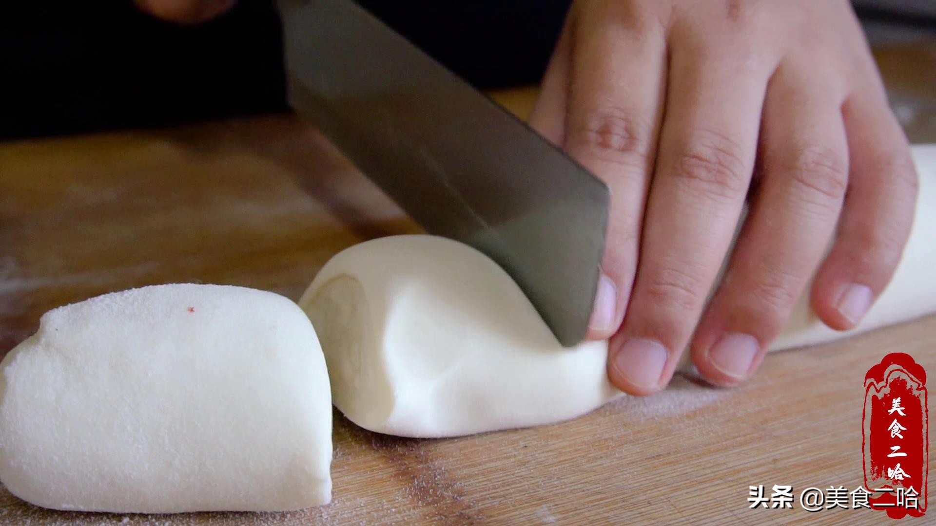 这个饼的神奇之处在于不用油,饼柔软筋道又多层超级好吃