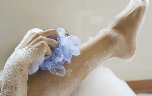 腿上鸡皮肤怎么彻底解决,腿上有鸡皮肤怎么做可以减轻点呢