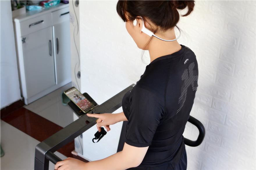 小米生态链walkingpad跑步机r2,小米跑步机和亿健跑步机哪个好