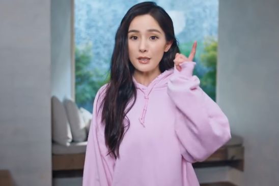 杨幂晒出美照宣传代言新品,杨幂复出水嫩亮相