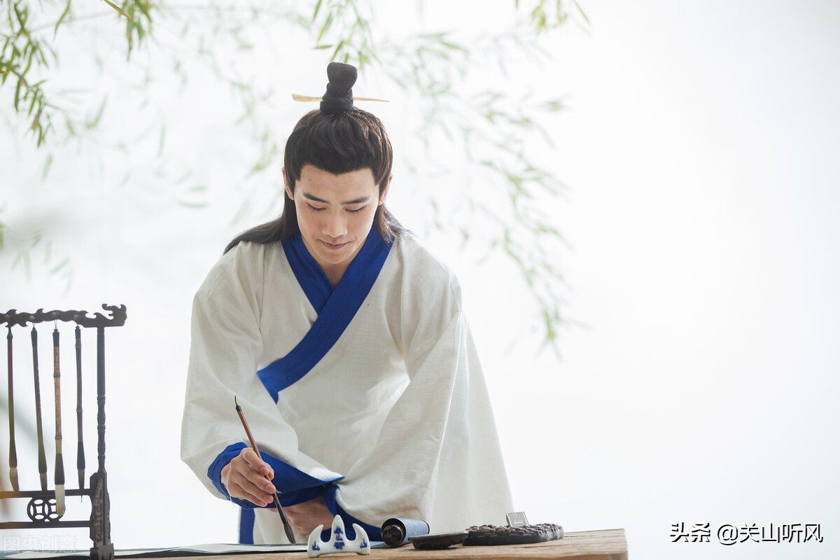 俗语“小孩吃了猪尾巴”的下一句是什么？你还记得哪些类似说法？