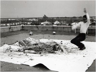 艺术家在脚上画画,日本艺术家画纸上纸片人