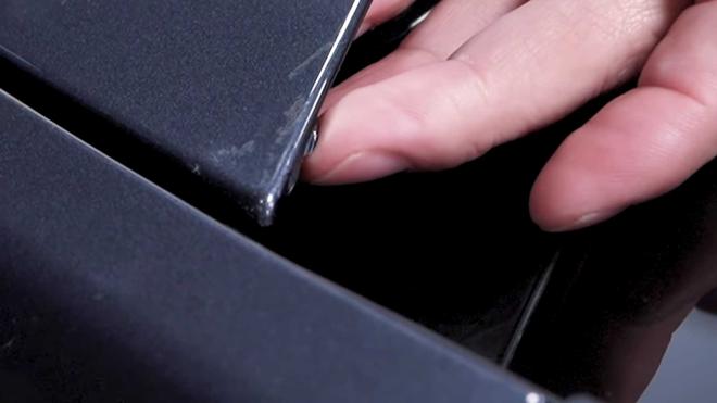 特斯拉modely前保险杠下护板有脱落,特斯拉modely提车漆面有问题