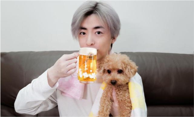 k歌之王洪卓立英皇,洪卓立拍戏前闪到腰