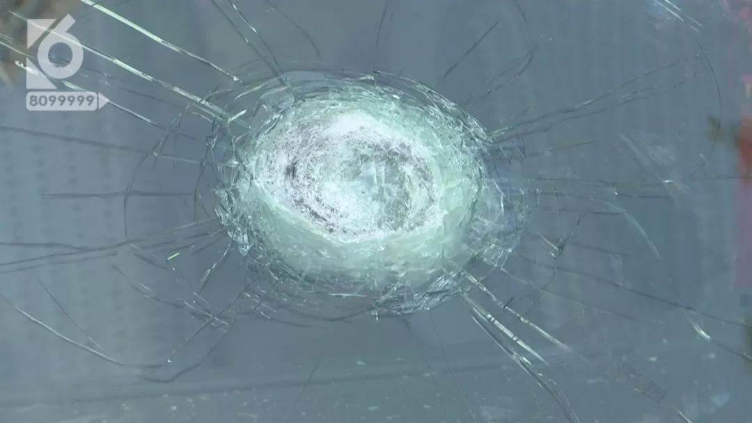 “一个火一样的东西落下来”，张女士的“*萨特帕**”被炸通了