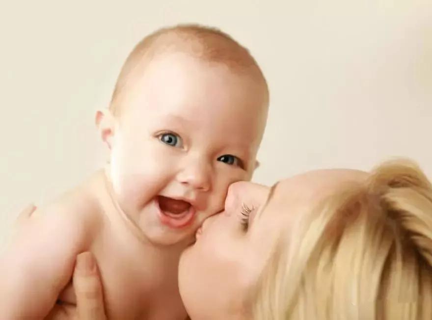 宝宝奶粉过敏红屁股,婴儿奶粉过敏导致屁股起红点