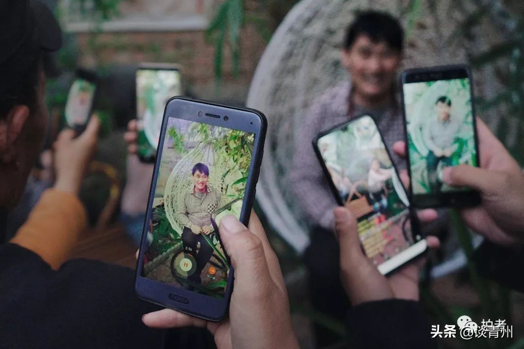 大衣哥朱之文买新车引围观,大衣哥朱之文被农民围观