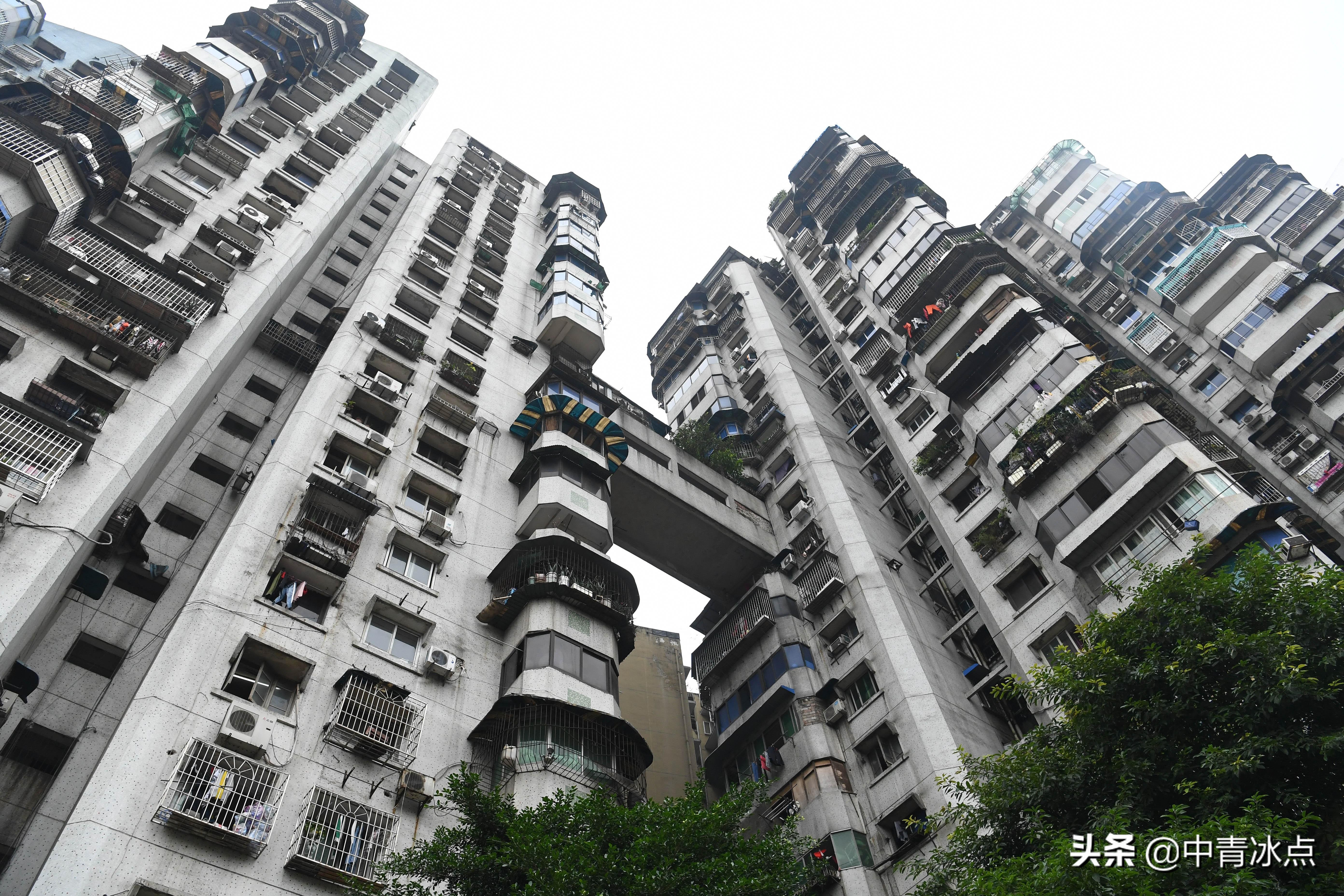 重庆“魔幻”民居24层无电梯，今成网红打卡地，86岁设计者回忆“就想留下能让人议论的东西”