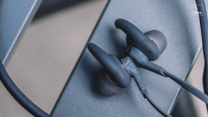 阿迪达斯头戴式运动耳机有降噪吗,阿迪达斯半入耳耳机