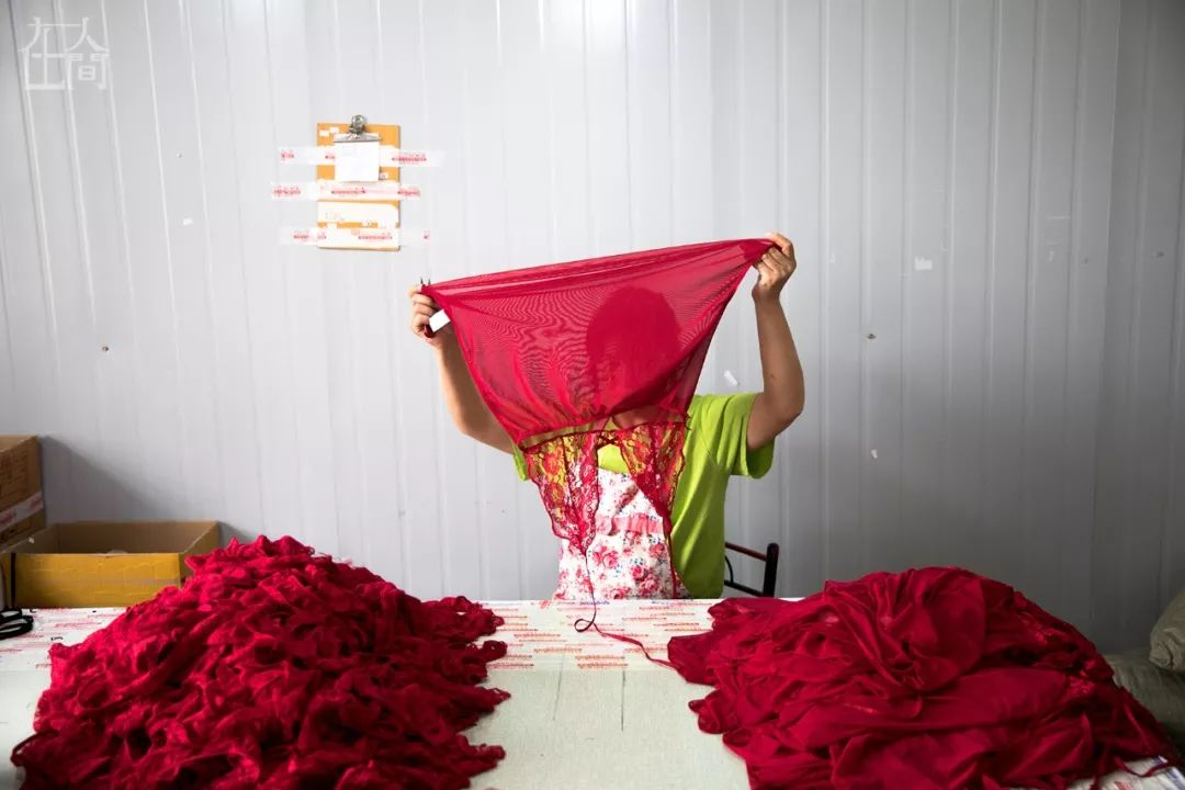 在人间丨情趣内衣小镇的乡村女工，每天往返于工厂与田地之间