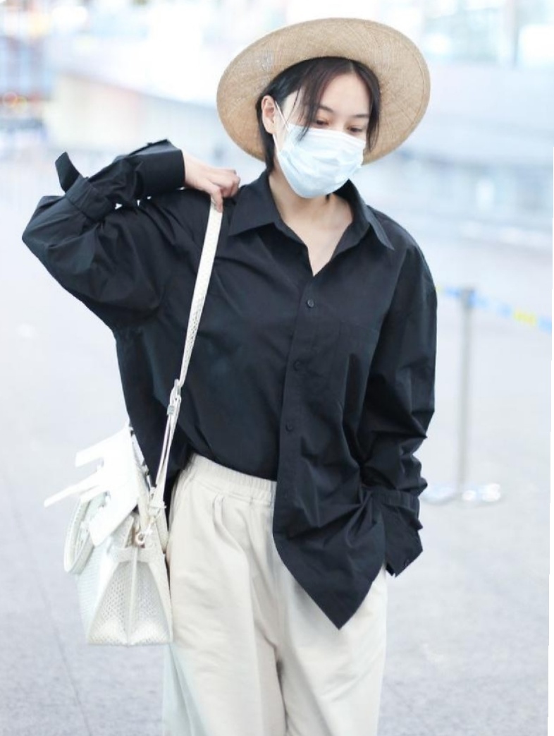 张馨予帽子造型,张馨予戴草帽玩特效自拍超接地气