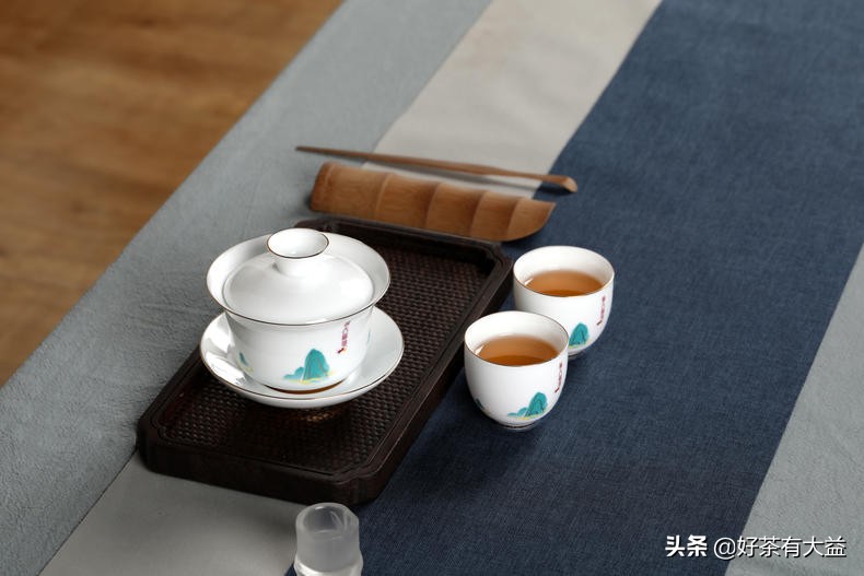 远山含黛探洞天财鼠撷宝得福地