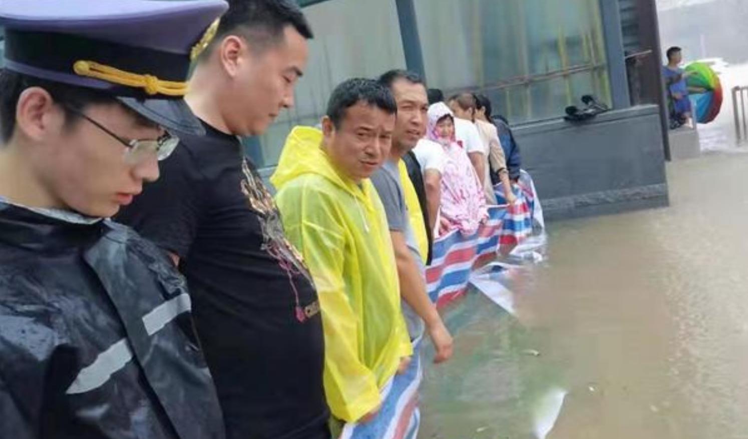 郑州暴雨地下车库进水视频,暴雨中的河南地下车库