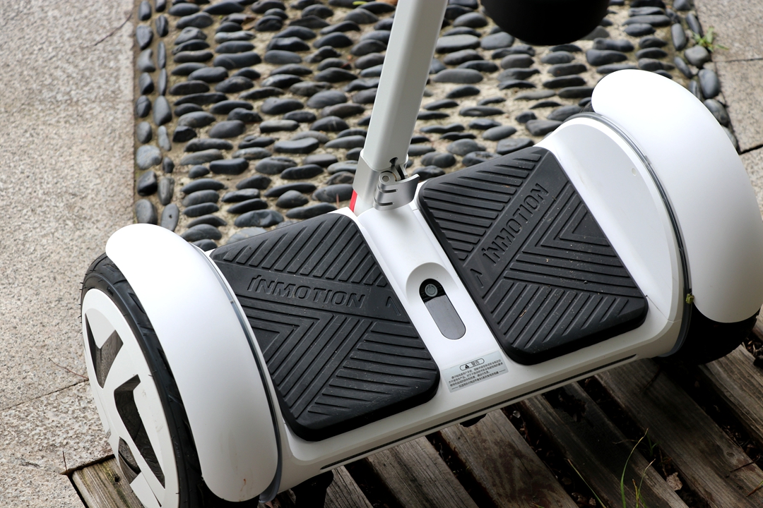 多种路面通过性强，试玩有酷炫灯效的乐行天下E3平衡车