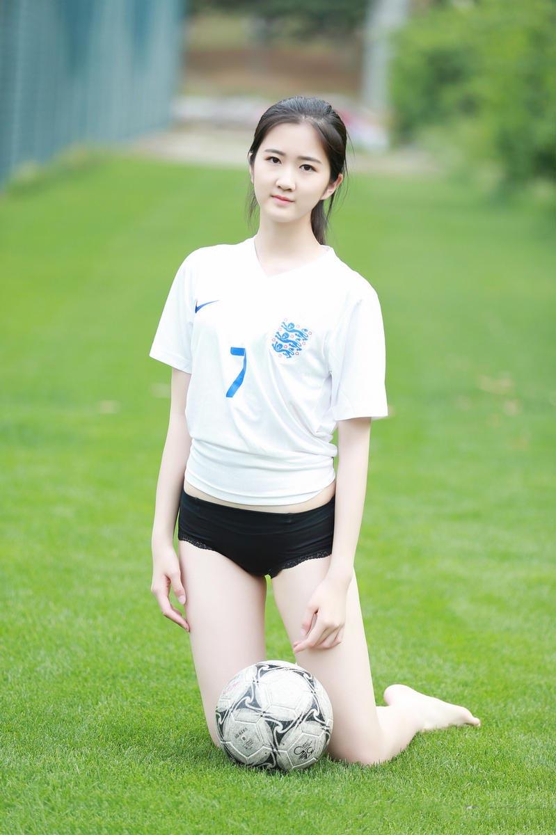清纯足球宝贝写真女壁纸,高清图活力四射足球宝贝