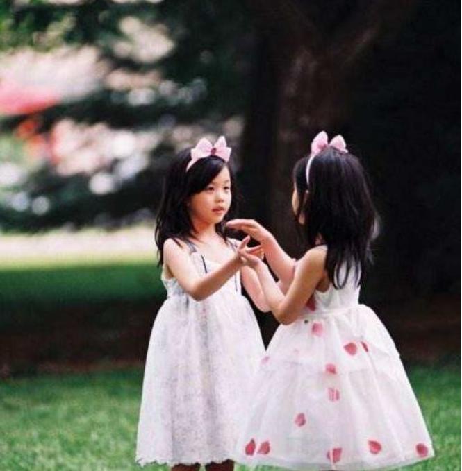 双胞胎姐妹越长大越分不清,一对双胞胎姐妹的年龄差距