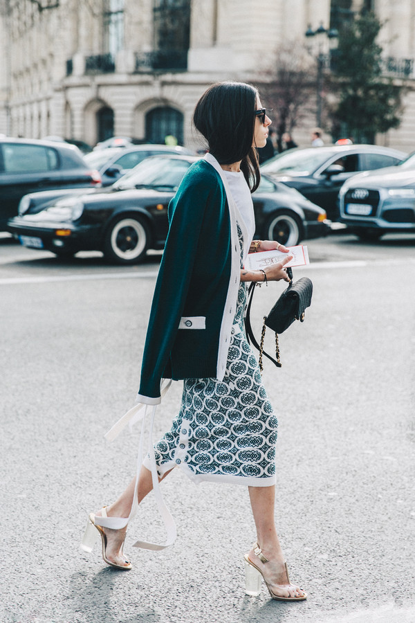 什么颜色显白适合黄黑皮肤衣服,最流行的衣服颜色显肤色白