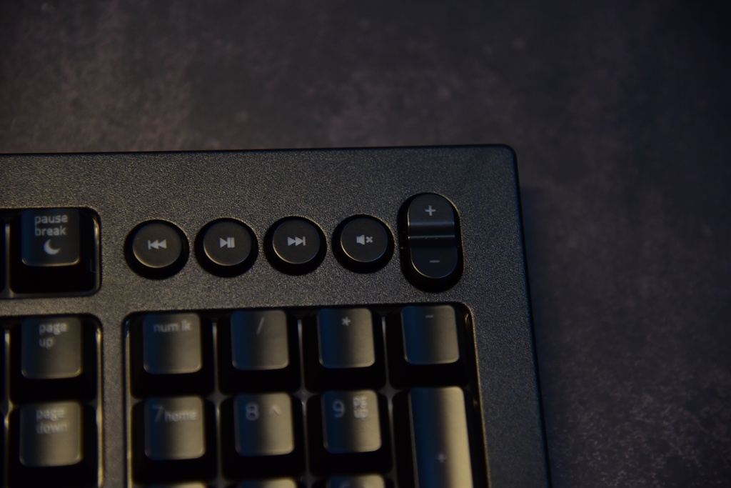 razer雷蛇萨诺狼蛛v2幻彩背光,游戏膜测评安卓