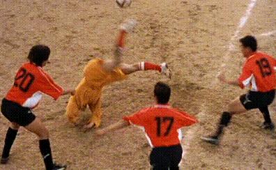 搞笑GIF开心一刻:这才是真正的踢足球,不赢都没道理