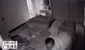 宝宝如何避免掉下床,宝宝翻身怎么预防掉床