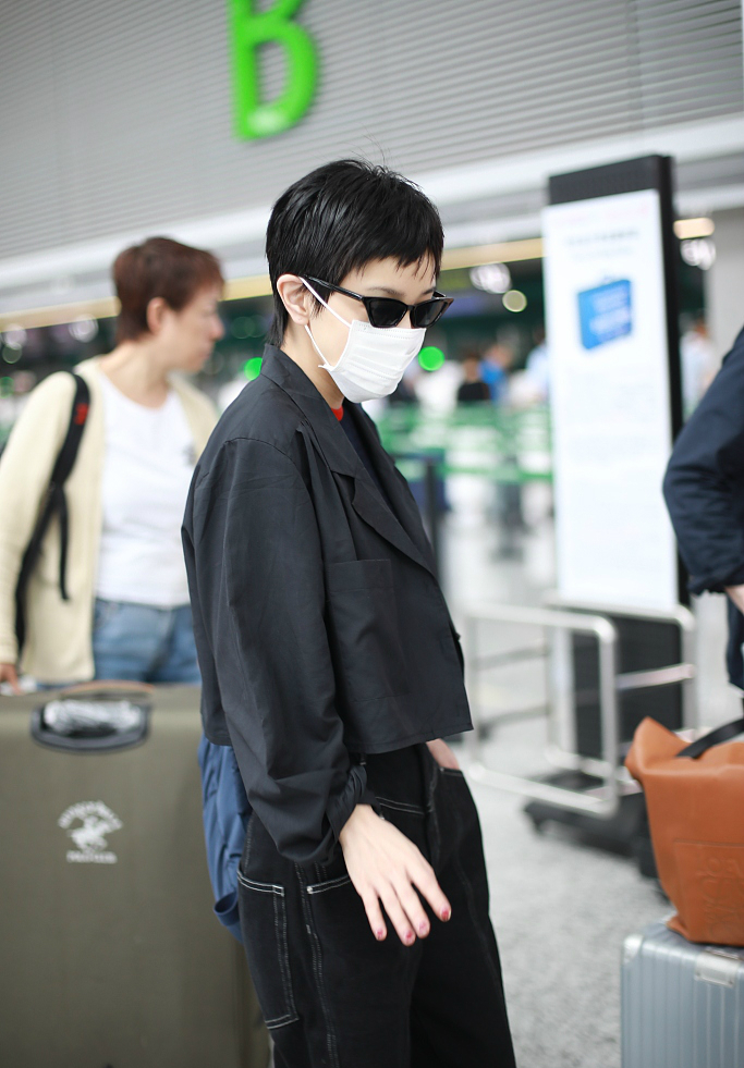 大背头亮相的郭采洁忒时髦了,郭采洁复古短发港风穿搭