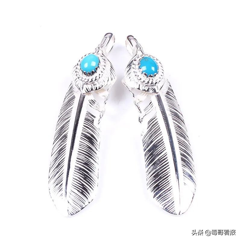 简约的首饰往往是穿搭的必杀技,首饰穿搭