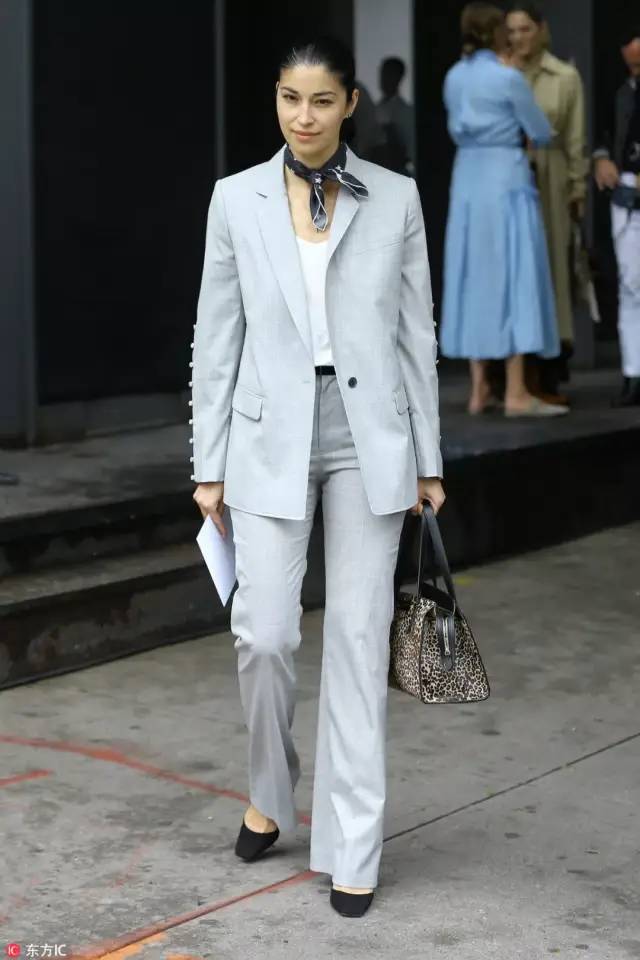 时尚多功能丝巾怎么穿好看,春夏丝巾时髦精系法