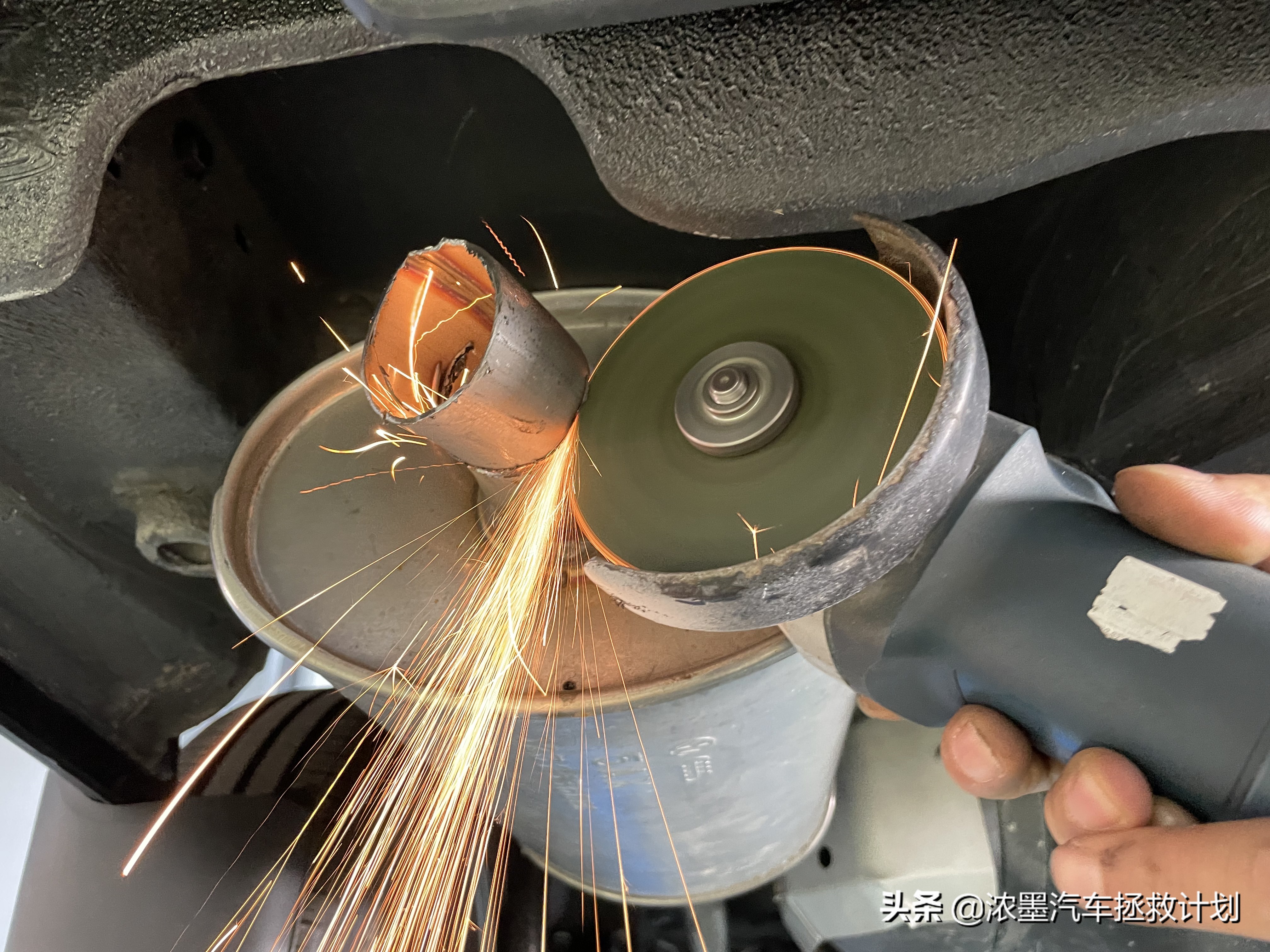 「妙手生花」重建一台战损级桑塔纳，带给它历经千般后的华丽重生