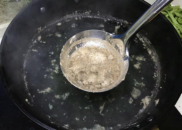 炖肉的时候起白沫沫怎么办,炖肉出现的浮沫是精华还是脏东西