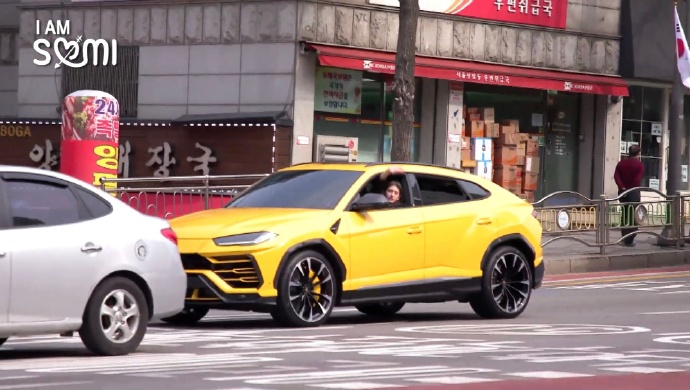 韩女爱豆横扫naver怒榜，只因开豪车，车是借的也不行？