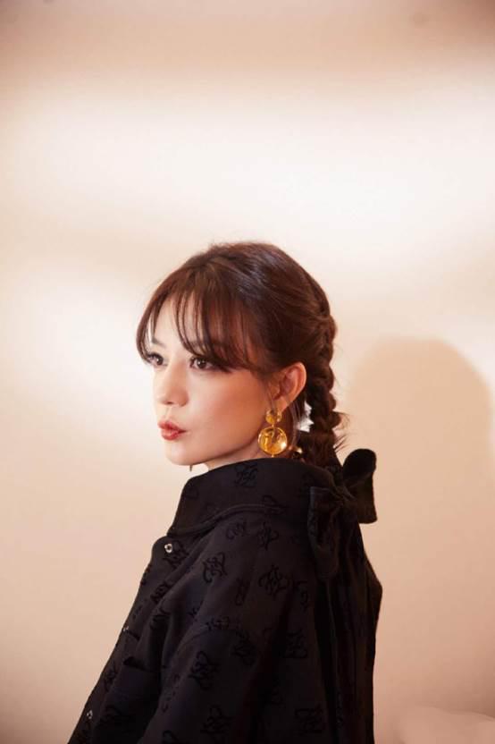 赵薇连帽卫衣穿搭,赵薇机场穿搭真时髦